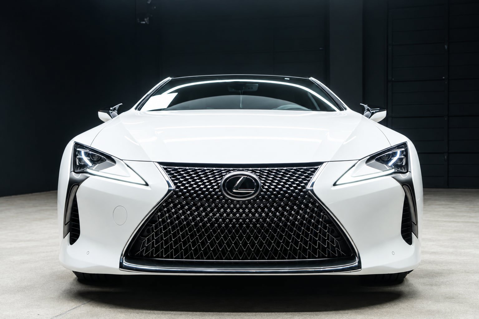 Used 2018 Lexus LC 500 Coupe w/ Touring Package RWD image 3