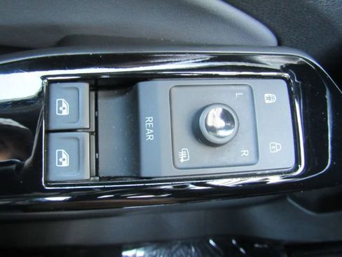 Used 2023 Volkswagen ID.4 S image 36