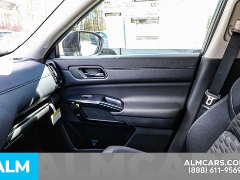 Used 2025 Nissan Pathfinder S image 52