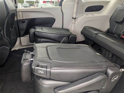 Used 2021 Chrysler Voyager Lxi image 24