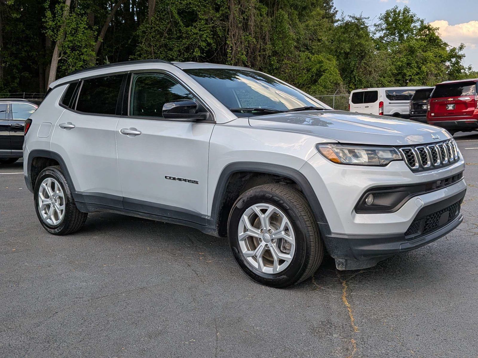 Used 2024 Jeep Compass Latitude AWD/4WD image 2