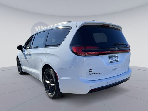 Used 2023 Chrysler Pacifica Touring-L w/ S Appearance Package image 4