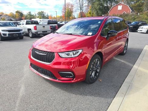 New 2026 Chrysler Pacifica Select image 3