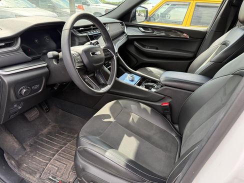 Used 2023 Jeep Grand Cherokee Altitude AWD/4WD image 10