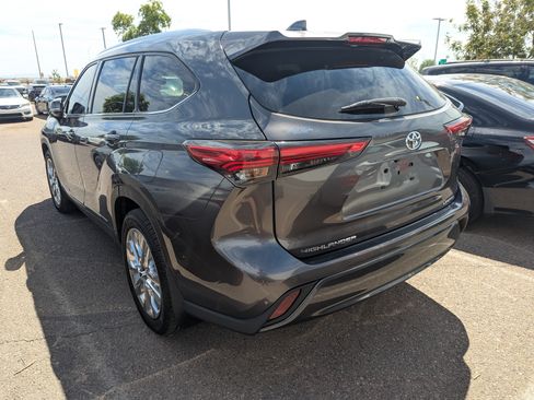 Used 2023 Toyota Highlander Limited FWD image 5