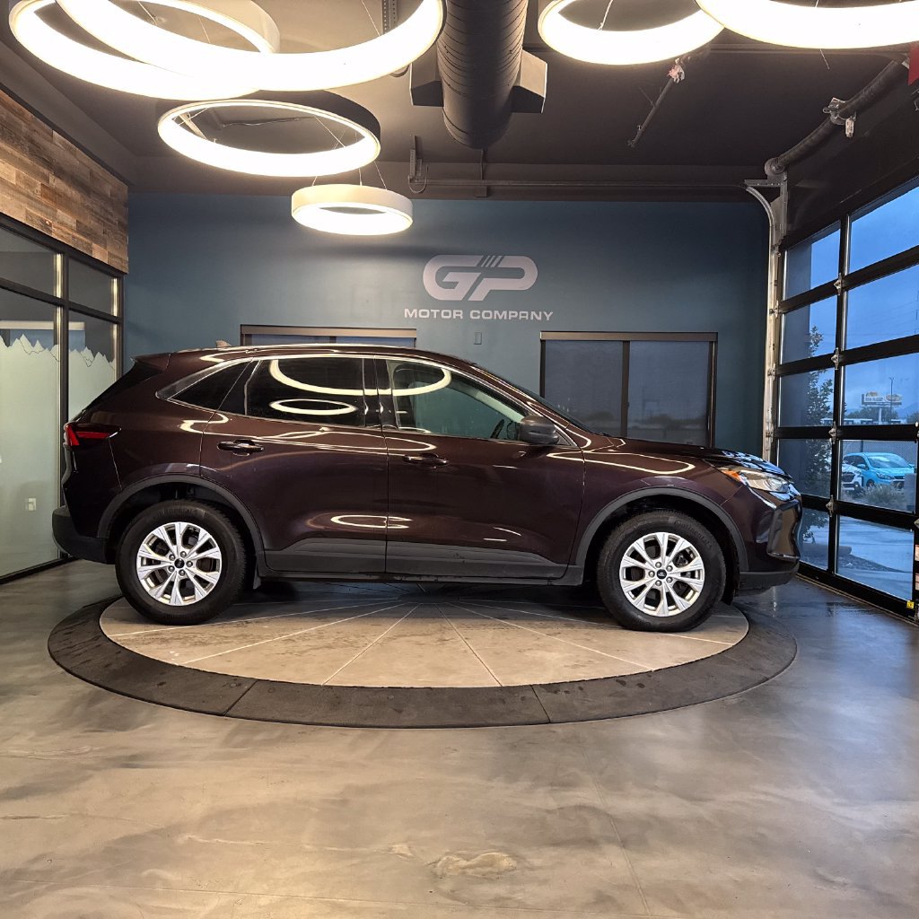 Used 2023 Ford Escape Active w/ Tech Pack #1 AWD/4WD image 2
