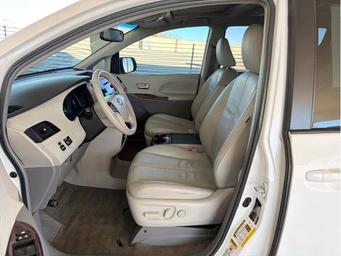 Used 2012 Toyota Sienna XLE w/ Entertainment Pkg image 10