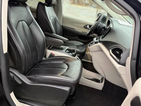 Used 2023 Chrysler Pacifica Touring-L image 18