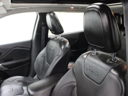 Used 2021 Jeep Cherokee Latitude Lux w/ Sun & Sound Group FWD image 4
