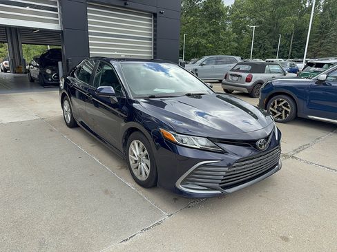 Used 2022 Toyota Camry LE FWD image 2
