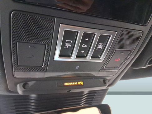 Used 2025 Land Rover Discovery Dynamic SE image 16