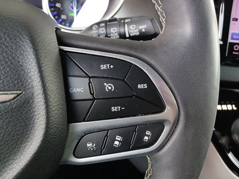 Used 2022 Chrysler Pacifica Touring-L w/ Uconnect Theater Family Group FWD image 33