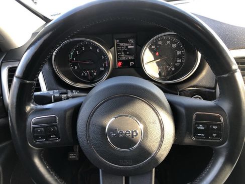 Used 2012 Jeep Grand Cherokee Laredo w/ Laredo E Group image 16