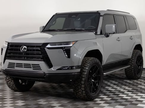 Used 2025 Lexus GX 550 w/ Accessory Package (2T) AWD/4WD image 2