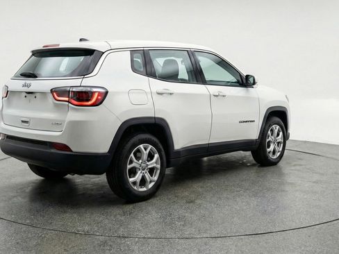 Used 2025 Jeep Compass Latitude image 9