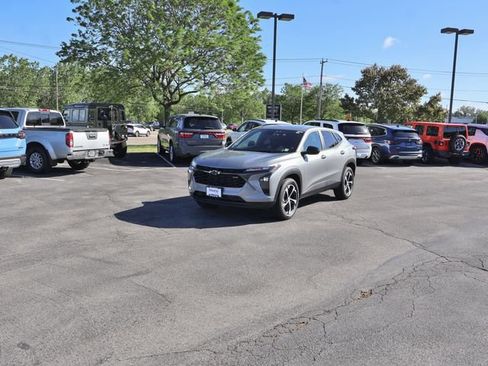 Used 2024 Chevrolet Trax RS FWD image 3