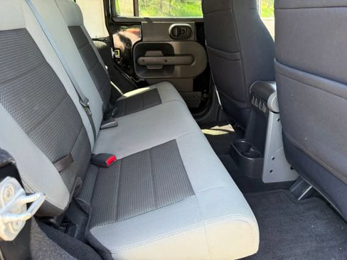 Used 2010 Jeep Wrangler Unlimited Rubicon AWD/4WD image 13