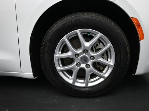 Used 2022 Chrysler Voyager LX image 2