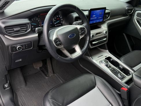 Used 2023 Ford Explorer XLT w/ Equipment Group 202A AWD/4WD image 4