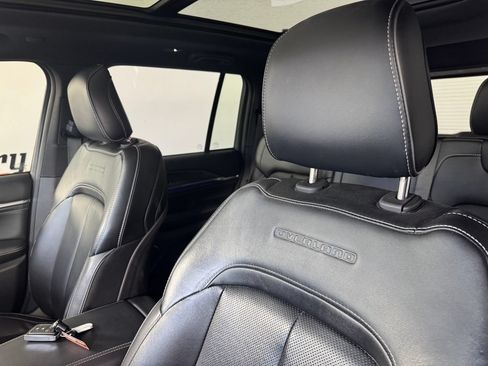 Used 2023 Jeep Grand Cherokee Overland AWD/4WD image 10