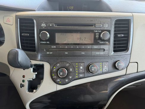 Used 2014 Toyota Sienna L FWD image 14