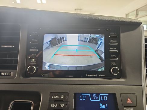 Used 2018 Toyota Sienna LE w/ Carpet Mat Package FWD image 29