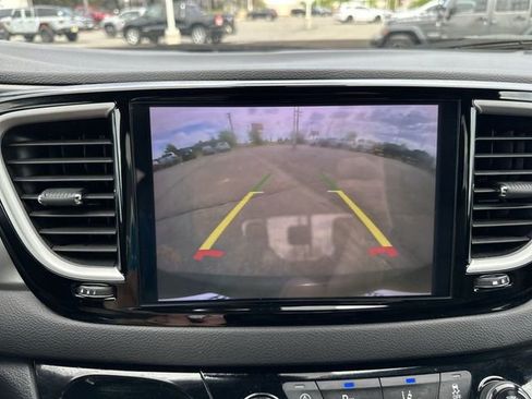 Used 2025 Chrysler Pacifica Select FWD image 17
