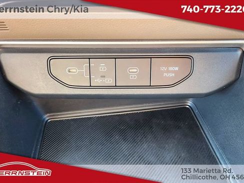 Used 2025 Kia Carnival FWD image 19