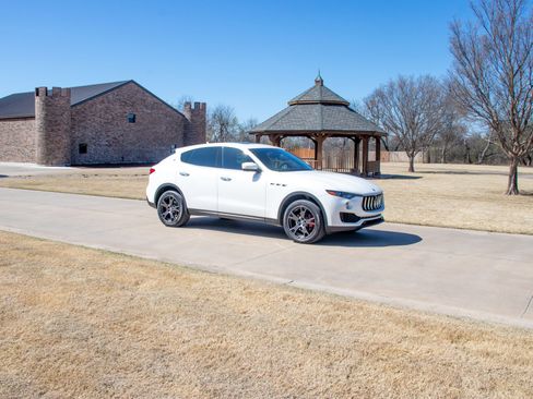 Used 2018 Maserati Levante image 22