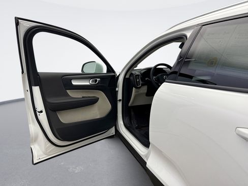 Used 2022 Volvo XC40 T5 Momentum image 9