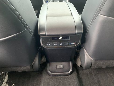 Used 2023 Toyota Highlander XLE image 16