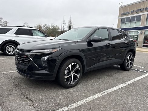 Used 2024 Chevrolet Trax RS w/ Driver Confidence Package image 2