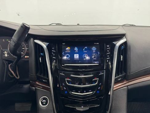 Used 2015 Cadillac Escalade Luxury RWD image 4