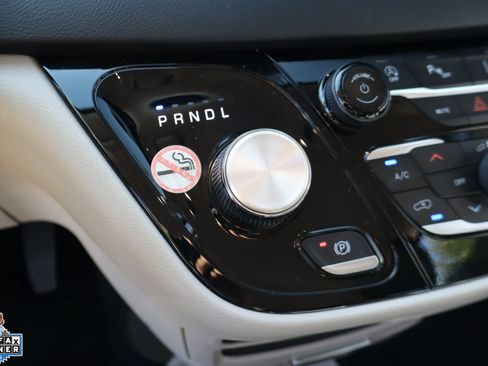 Used 2024 Chrysler Pacifica Touring-L FWD image 19