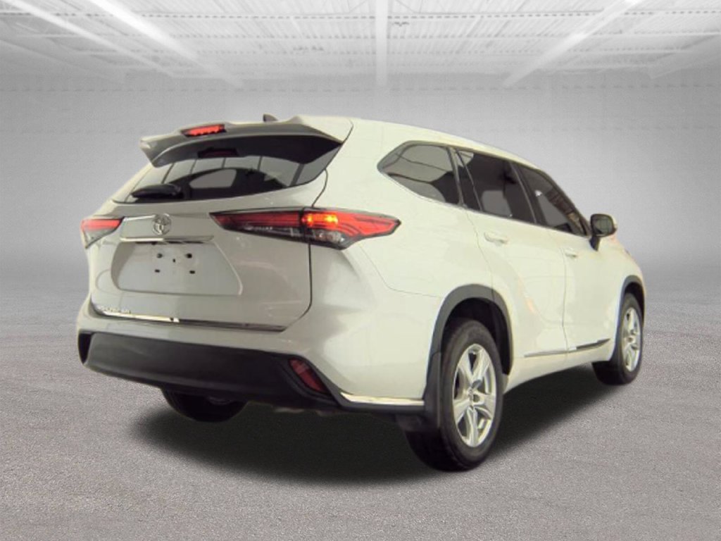 Used 2022 Toyota Highlander L FWD image 4