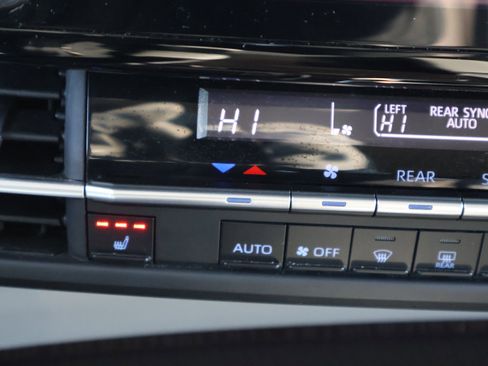 Used 2024 Toyota Sienna XLE image 25