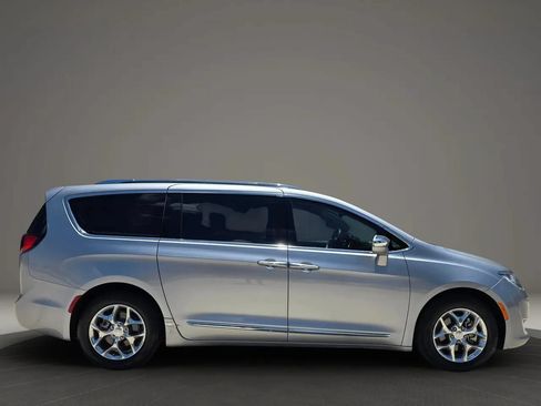 Used 2018 Chrysler Pacifica Limited FWD image 8