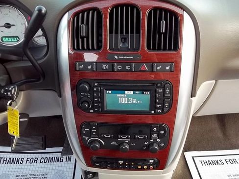 Used 2007 Chrysler Town & Country Limited FWD image 6