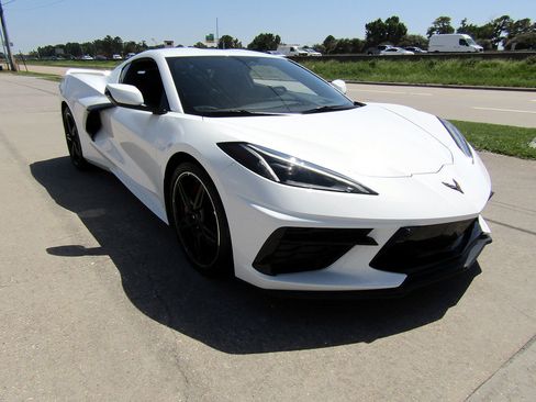 Used 2022 Chevrolet Corvette Stingray Preferred Cpe w/ Z51 Performance Package RWD image 3