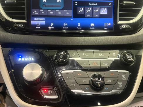 Used 2022 Chrysler Pacifica Touring-L FWD image 32