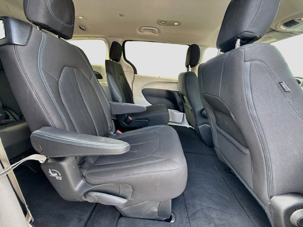 Used 2021 Chrysler Pacifica Touring FWD image 29