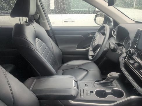 Used 2022 Toyota Highlander XLE FWD image 2