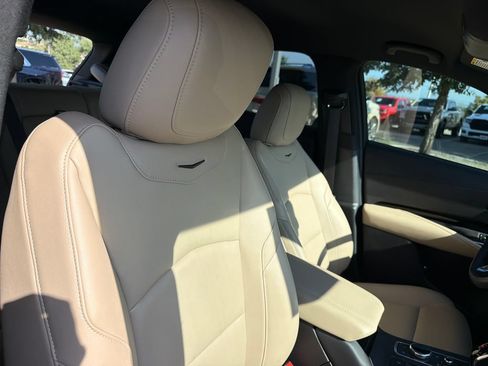 Used 2024 Cadillac XT4 Luxury w/ Cold Weather Package FWD image 41