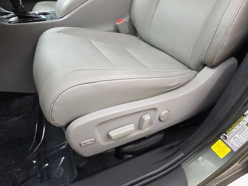 Used 2017 Toyota Highlander XLE FWD image 28