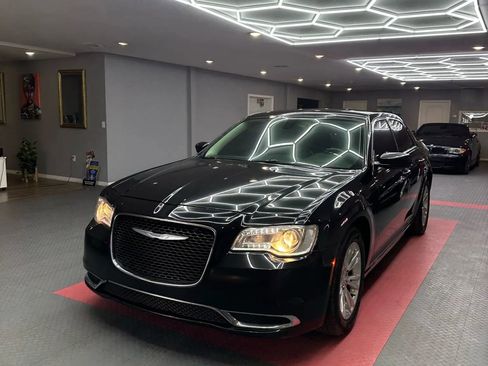 Used 2016 Chrysler 300 Limited image 2