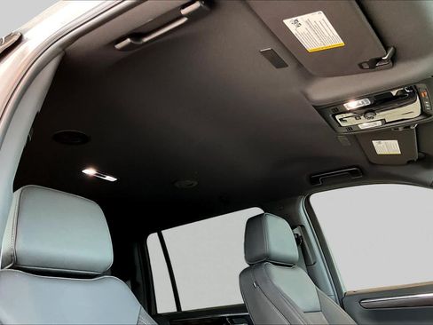 Used 2026 Chevrolet Suburban LT RWD image 13