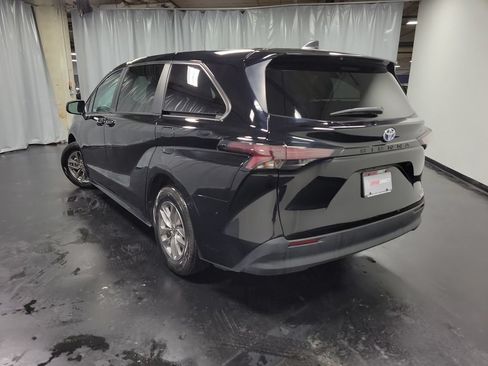 Used 2024 Toyota Sienna LE FWD image 6