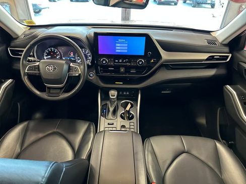 Used 2023 Toyota Highlander XLE AWD/4WD image 12
