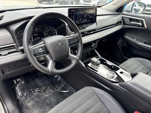 Used 2025 Mitsubishi Outlander SE AWD/4WD image 2