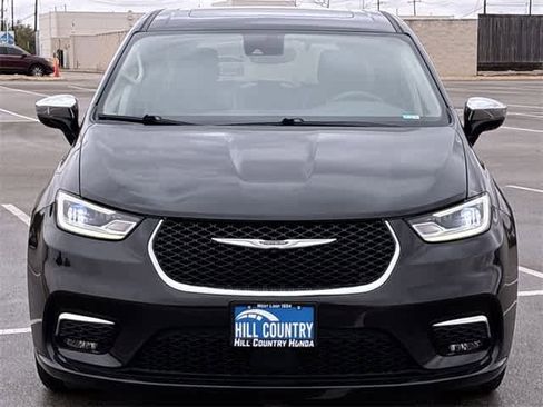 Used 2023 Chrysler Pacifica Limited image 9